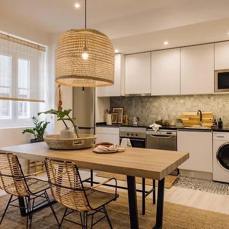 Hinako - 2 Bedrooms And Terrace In Arroios 아파트
